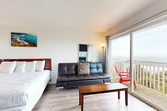 Upper Level Studio with Balcony Dog Friendly and Great Ocean Views - Image 3