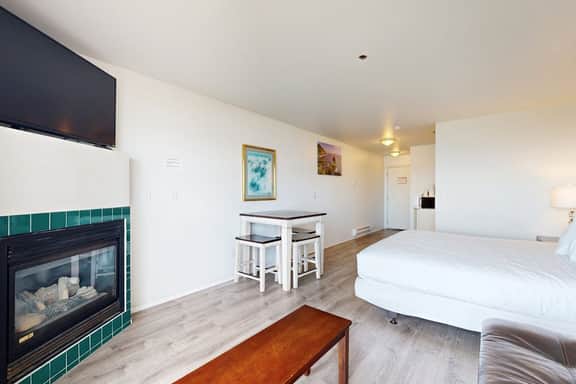 Upper Level Studio with Balcony Dog Friendly and Great Ocean Views - Image 5