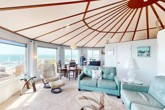Dog friendly home with great decks and stunning ocean views - Image 2