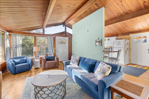 Perfect retreat a block from the beach with hot tub wood stove and dog friendly - Image 2