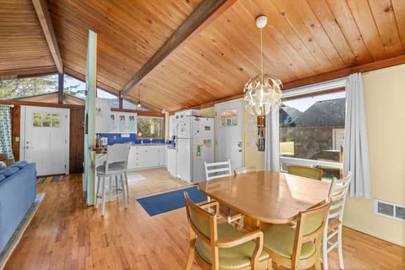 Perfect retreat a block from the beach with hot tub wood stove and dog friendly - Image 4