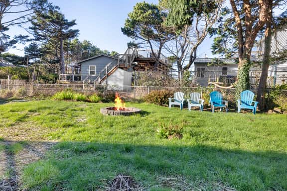 Perfect retreat a block from the beach with hot tub wood stove and dog friendly - Image 5