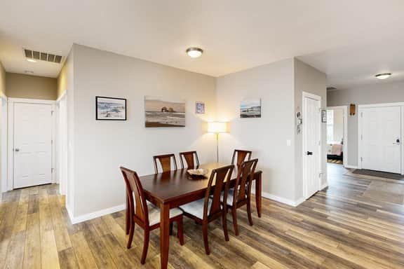 Spacious retreat with beautiful ocean views dog friendly with WiFi patio - Image 5