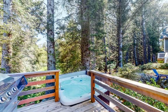 Wonderful coastal escape in the trees with private hot tub and fast WiFi dogs OK - Image 3