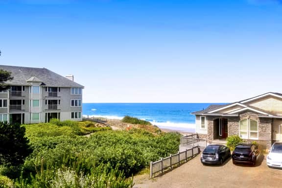 Unique and spacious home with private hot tub game room and great ocean views - Image 4