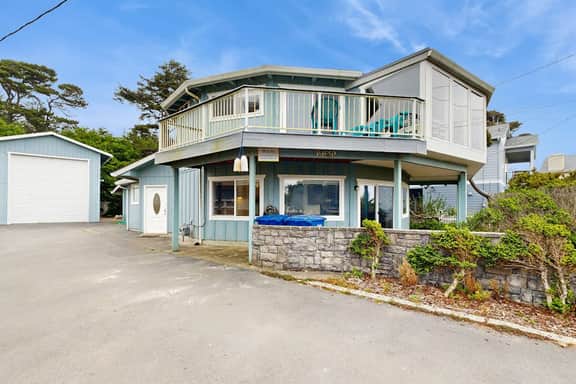 Unique and spacious home with private hot tub game room and great ocean views - Image 2