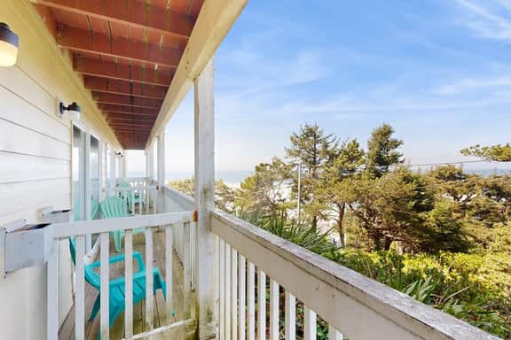 Lower Level Dog Friendly Studio with Ocean Views and Free WiFi Walk to Beach - Image 3