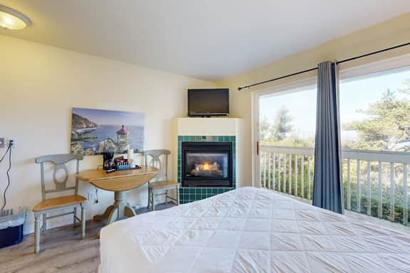 Lower Level Dog Friendly Studio with Ocean Views and Free WiFi Walk to Beach - Image 4
