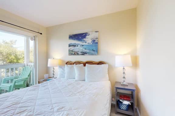 Lower Level Dog Friendly Studio with Ocean Views and Free WiFi Walk to Beach - Image 5