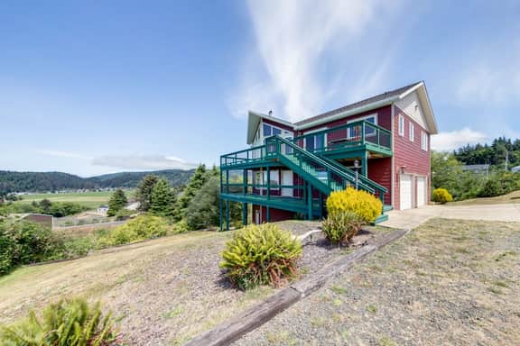 Bright and open hillside home with sprawling ocean views - Image 4