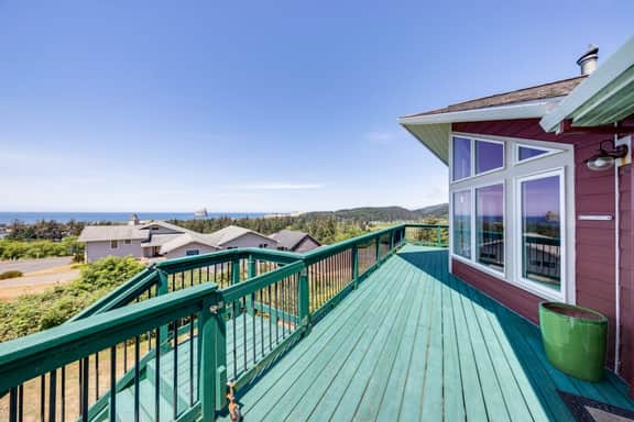 Bright and open hillside home with sprawling ocean views - Image 5
