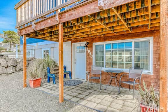 Ground floor condo 1 block from the beach with private patio dog friendly - Image 3