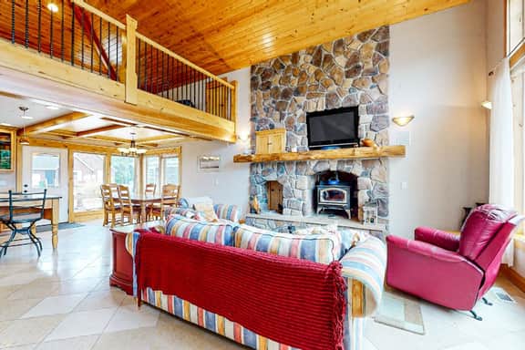 Oasis on the coast with easy beach access and woodstove - Image 3