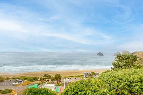 Beautiful and dog friendly ocean views with a private patio - Image 3