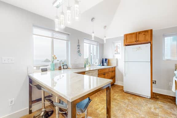 Beautiful and dog friendly ocean views with a private patio - Image 5