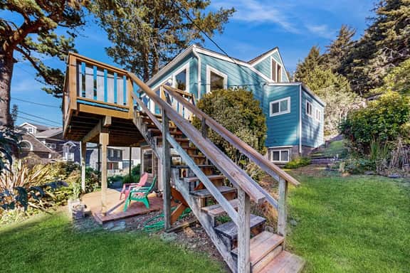 Charming home with wonderful ocean views ping pong game room WiFi decks - Image 3