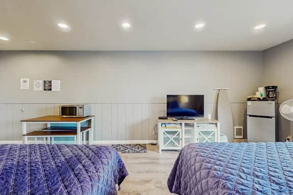 Bright Room Near the Beach and Downtown Dogs OK - Image 4