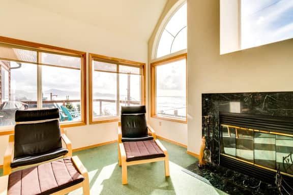 Relaxing Bayfront Home with Ocean Views and Easy Beach Access - Image 4