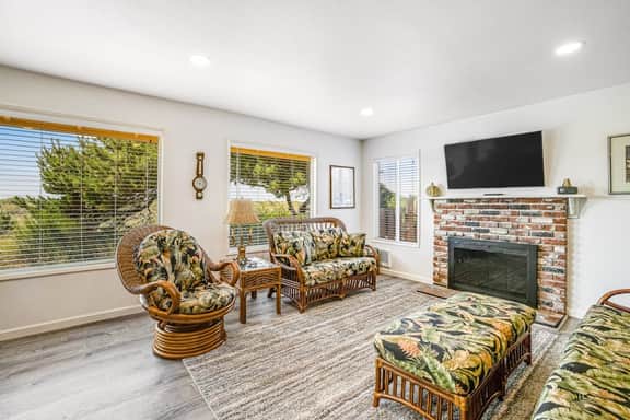 Entire oceanfront duplex with ocean view expansive deck and beach access - Image 2