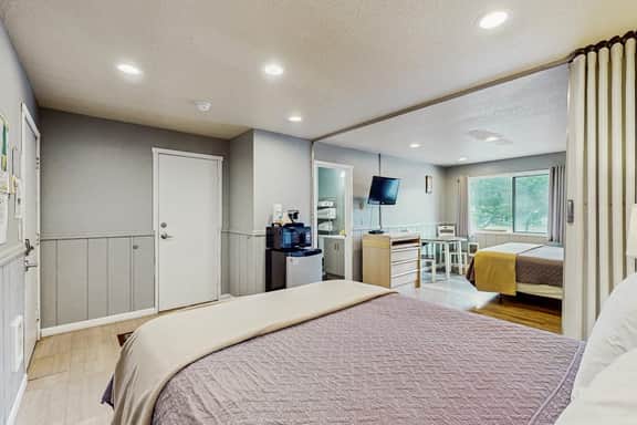 Charming Dog Friendly Room with Kitchenette Near the Beach and Downtown - Image 4