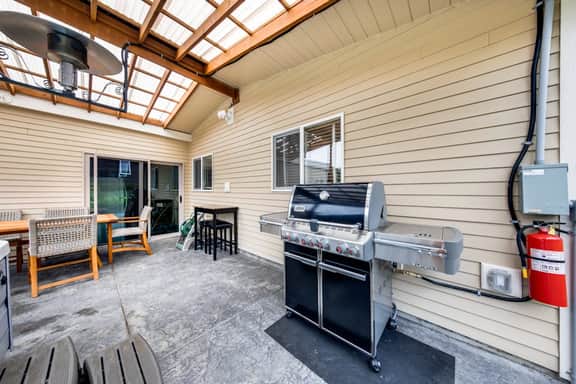Snazzy home near the beach with private hot tub patio and grill - Image 4
