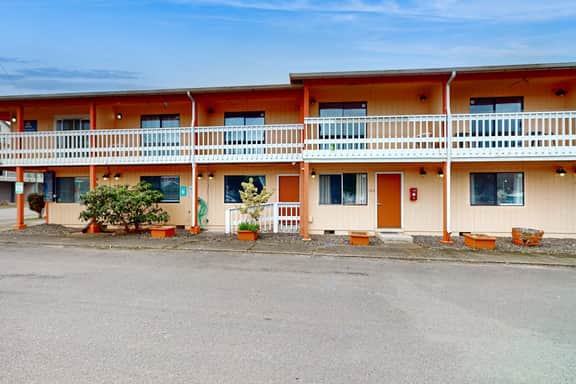 Charming Dog Friendly Room with Kitchenette Walk to Downtown and the Beach - Image 2