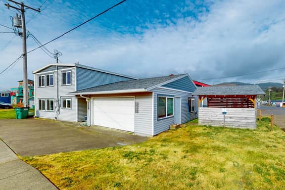 Dog friendly beach house with two full kitchens a private hot tub and Ping Pong - Image 3