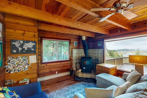 Dog friendly cabin with ocean view fast WiFi fireplace and washer dryer - Image 2