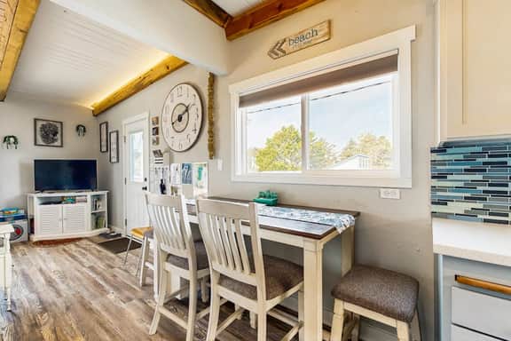 Charming modern home close to the beach with full kitchen WiFi and large deck - Image 5