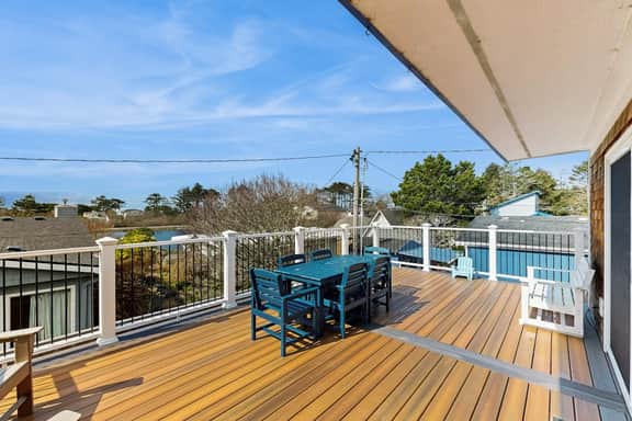 Charming modern home close to the beach with full kitchen WiFi and large deck - Image 2