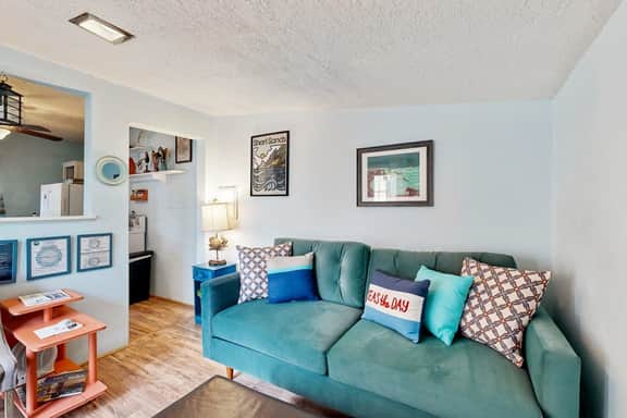 Charming house with full kitchen and yard near the beach dogs OK - Image 4