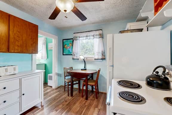 Charming house with full kitchen and yard near the beach dogs OK - Image 5