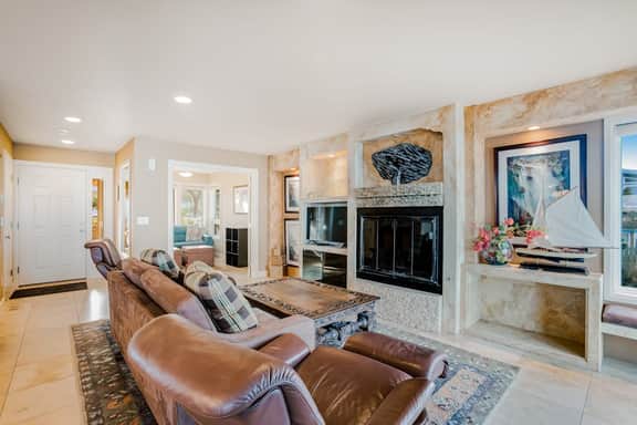 Stunning Oceanfront Retreat with Full Kitchen Private Hot Tub High Speed WiFi - Image 5