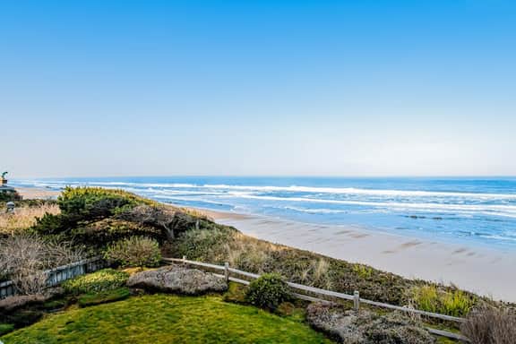 Stunning Oceanfront Retreat with Full Kitchen Private Hot Tub High Speed WiFi - Image 3