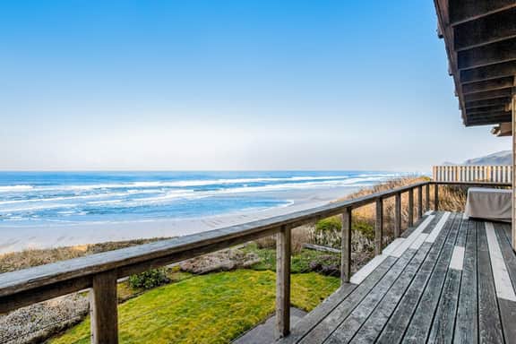 Stunning Oceanfront Retreat with Full Kitchen Private Hot Tub High Speed WiFi - Image 2