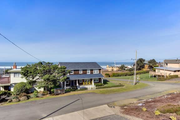 Spacious Coastal Retreat Walk to Beach with Hot Tub and Dog Friendly - Image 2