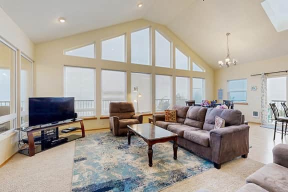 Beautiful Home with Ocean Lake and Mountain Views Gas Grill and Free WiFi - Image 4