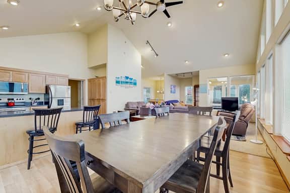 Beautiful Home with Ocean Lake and Mountain Views Gas Grill and Free WiFi - Image 5