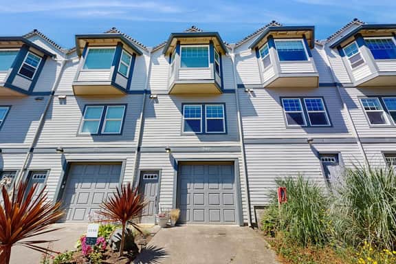 Three Story Beach Townhouse with Ocean View Fireplace Gas Grill and Balcony - Image 4
