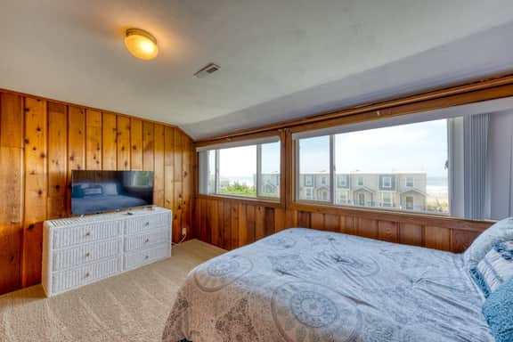 Convenient Home with Ocean View and Great Location Close to Beach Access Town - Image 2
