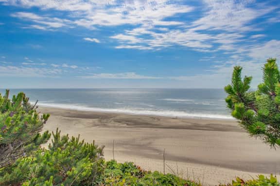 Perfect oceanfront beach getaway with amazing views walk to the beach - Image 2