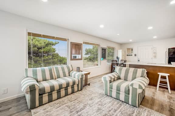 Oceanfront dog friendly home with sunny deck ocean view and washer dryer - Image 3