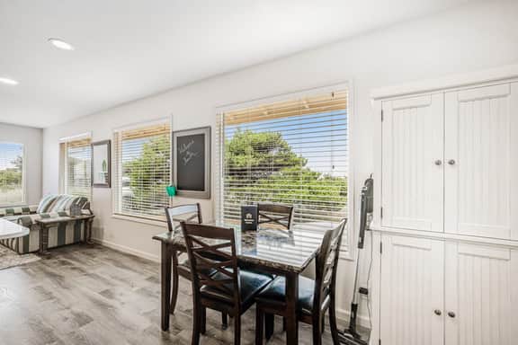 Oceanfront dog friendly home with sunny deck ocean view and washer dryer - Image 4