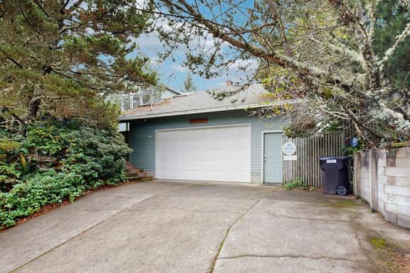 Beautiful Home Above Maxwell Point with Huge Balcony and Stunning Ocean Views - Image 4