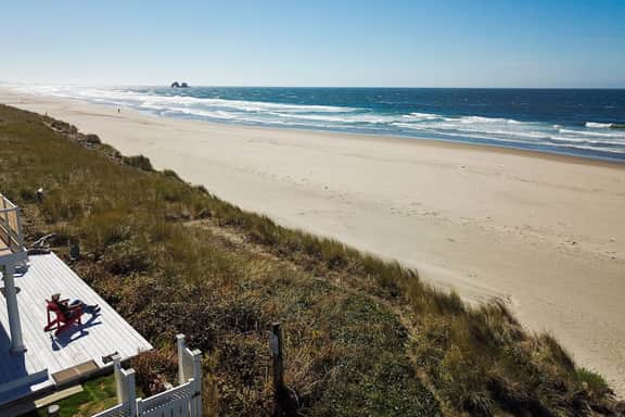 Dog friendly oceanfront cottage with private hot tub and wood burning fireplace - Image 4