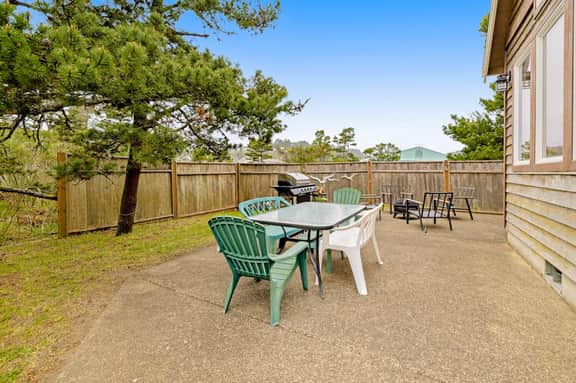 Dog friendly coastal retreat with a game room patio grill jetted tub and with D - Image 5
