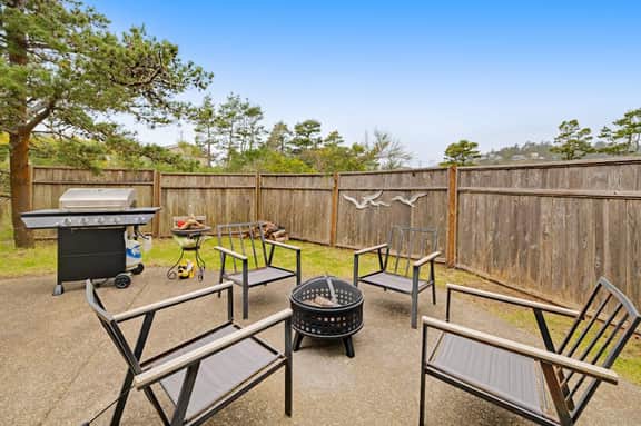Dog friendly coastal retreat with a game room patio grill jetted tub and with D - Image 4