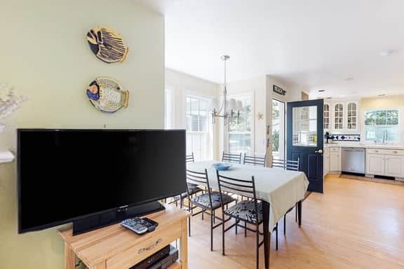 Dog friendly beach house with private hot tub free WiFi game room and ocean views - Image 5