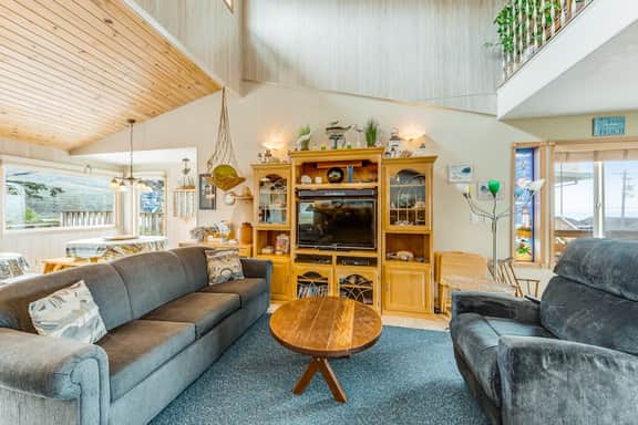 Spacious family home with ocean view balcony deck and fireplace dogs OK - Image 2