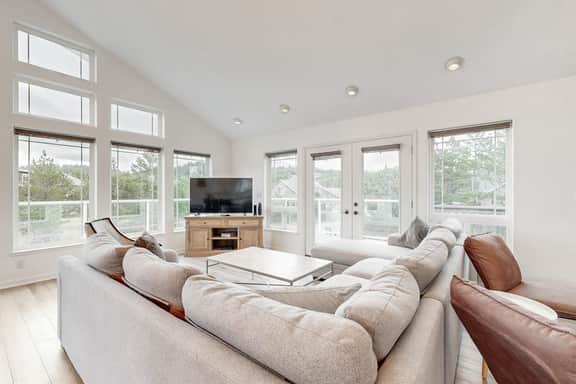 Bright remodeled home with furnished deck and private beach access dog friendly - Image 3